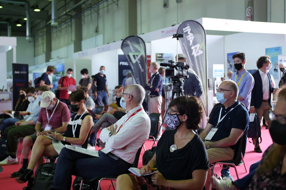 Pubblico assiste a un seminario alla fiera ZeroEmission 2021