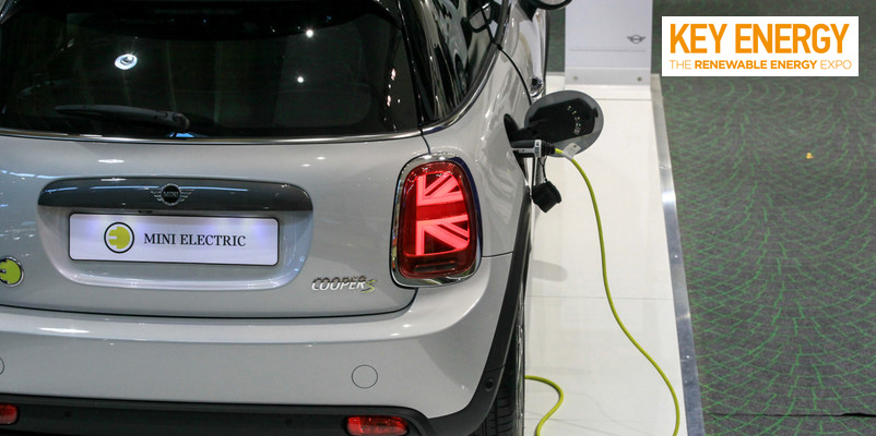 Un'automobile elettrica in ricarica a Key Energy