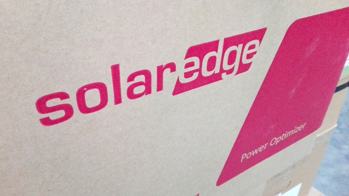 Scatole di prodotti SolarEdge in magazzino
