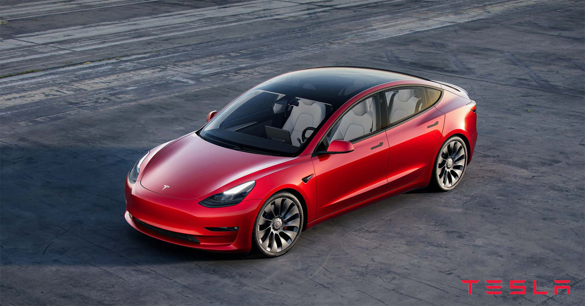 Auto elettrica Tesla Model 3 modello berlina rossa