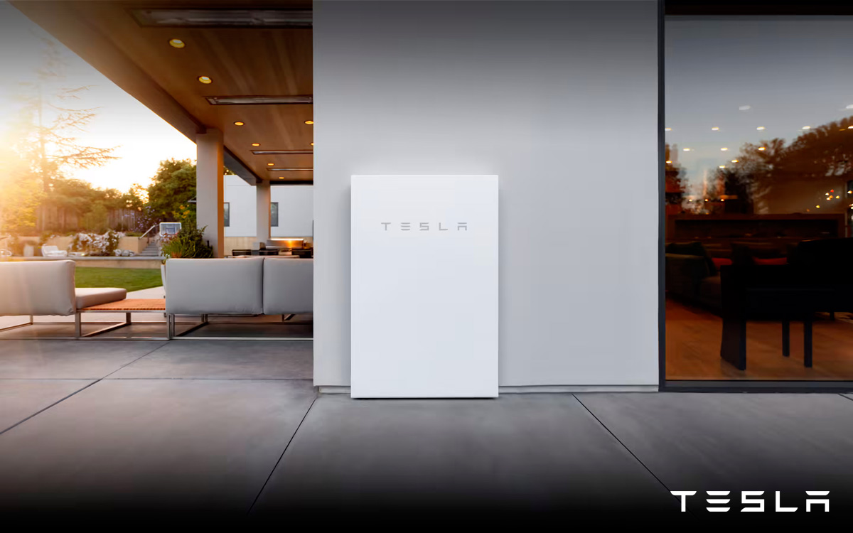 Batteria di accumulo Tesla Powerwall installata in una casa privata