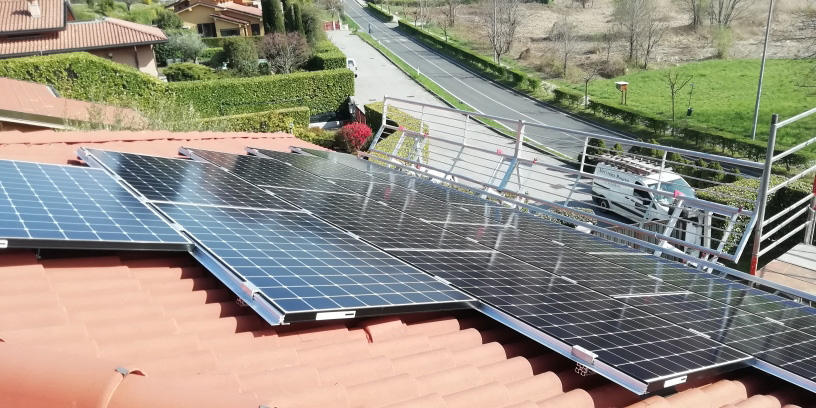 Pannelli solari SunPower di impianto fotovoltaico a Montorfano (CO) via Como