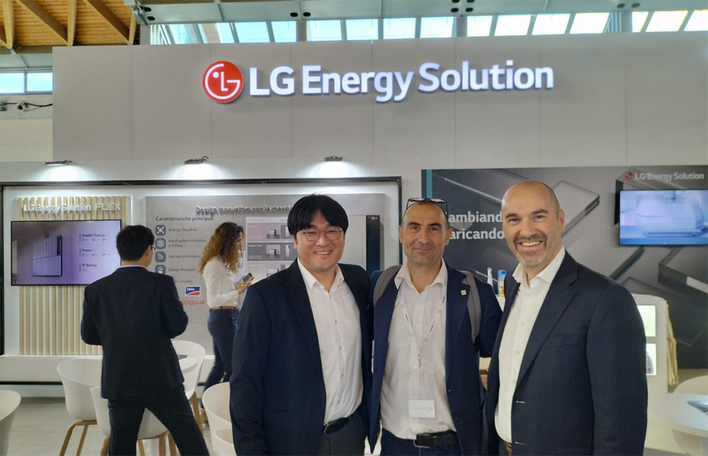 Mario Corti allo stand LG Energy Solution alla fiera K.EY 2023 di Rimini