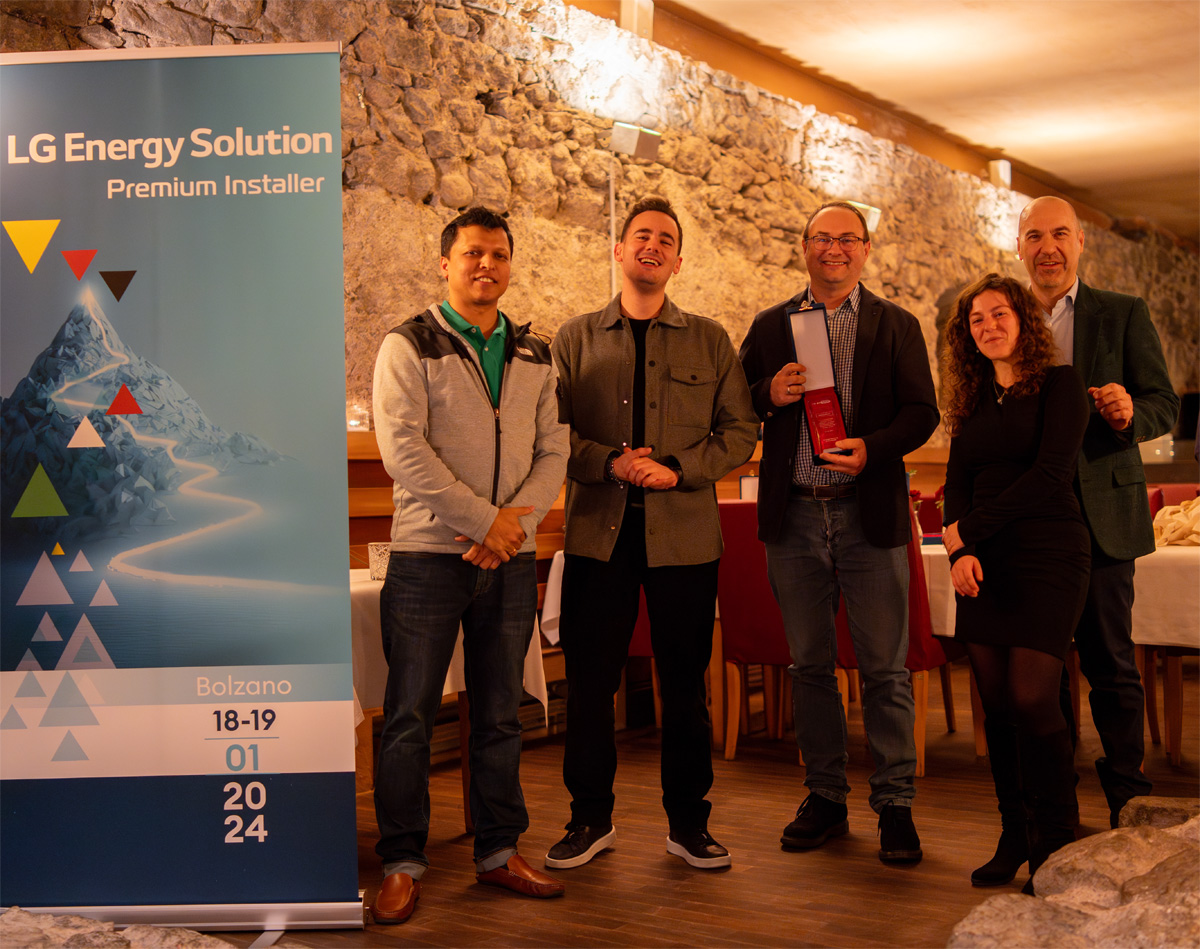 Cristian Malavasi con il premio per i migliori installatori partner di LG Energy Solution