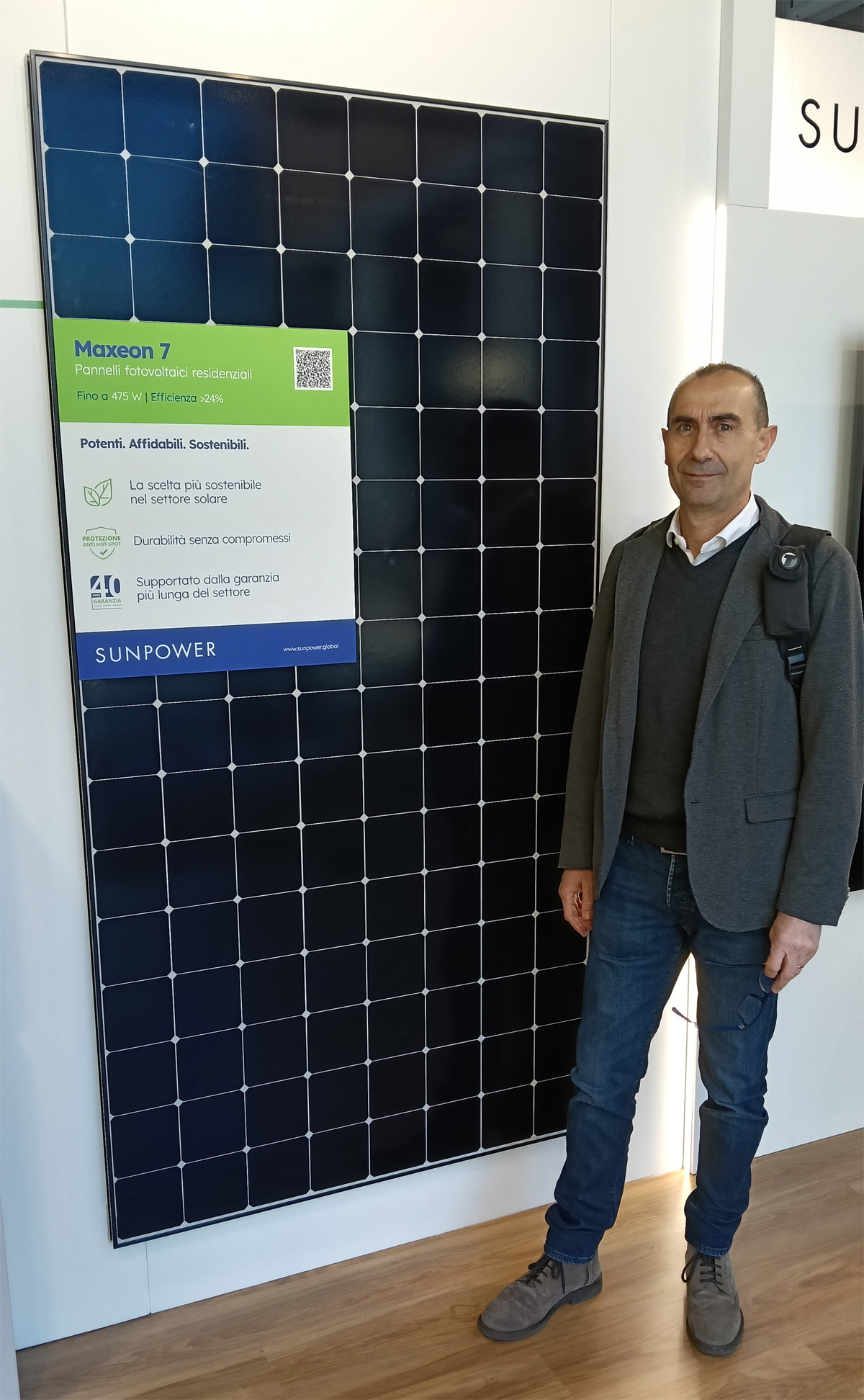 Mario Negri di fianco a un modulo fotovoltaico SunPower Maxeon 7 alla fiera KEY 2025