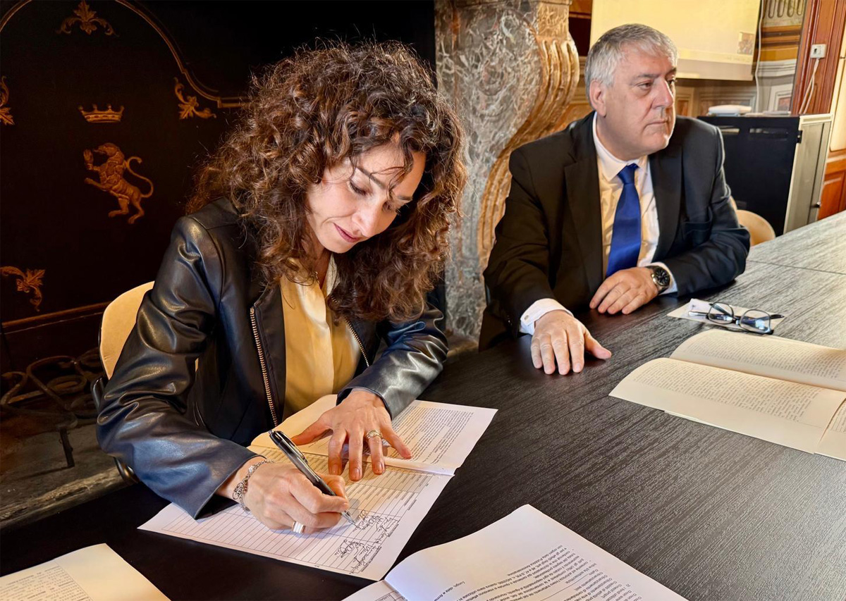 Il Sindaco di Cantù Alice Galbiati firma l'Atto Costitutivo della CER