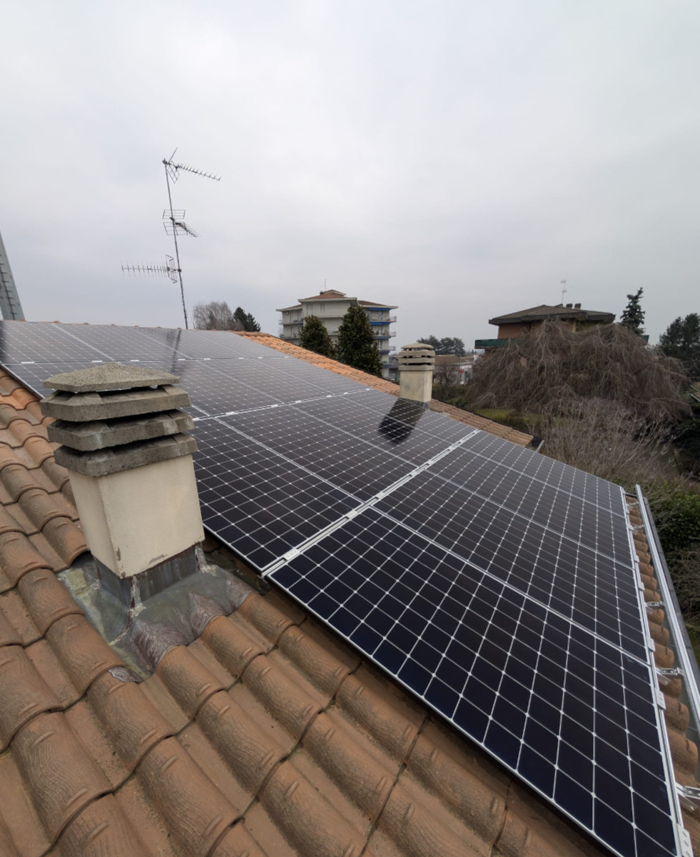 Pannelli solari di impianto fotovoltaico SunPower a Lurate Caccivio (CO)