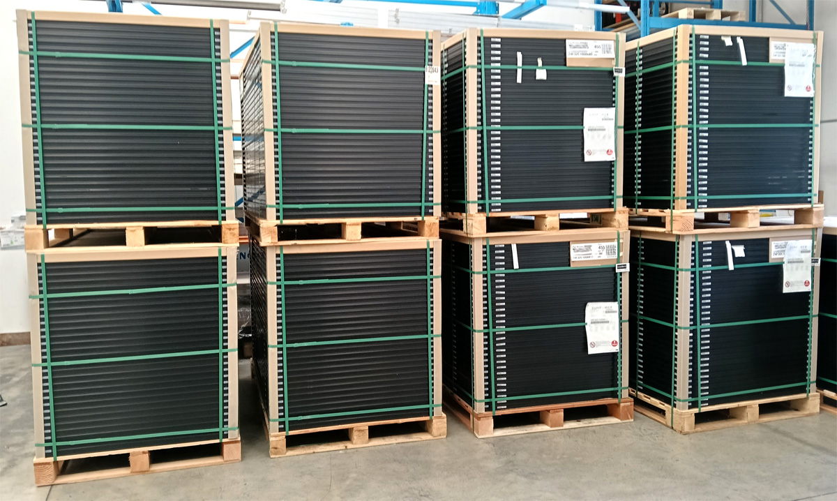 Bancali di pannelli fotovoltaici nel magazzino di Elettrica Rogeno