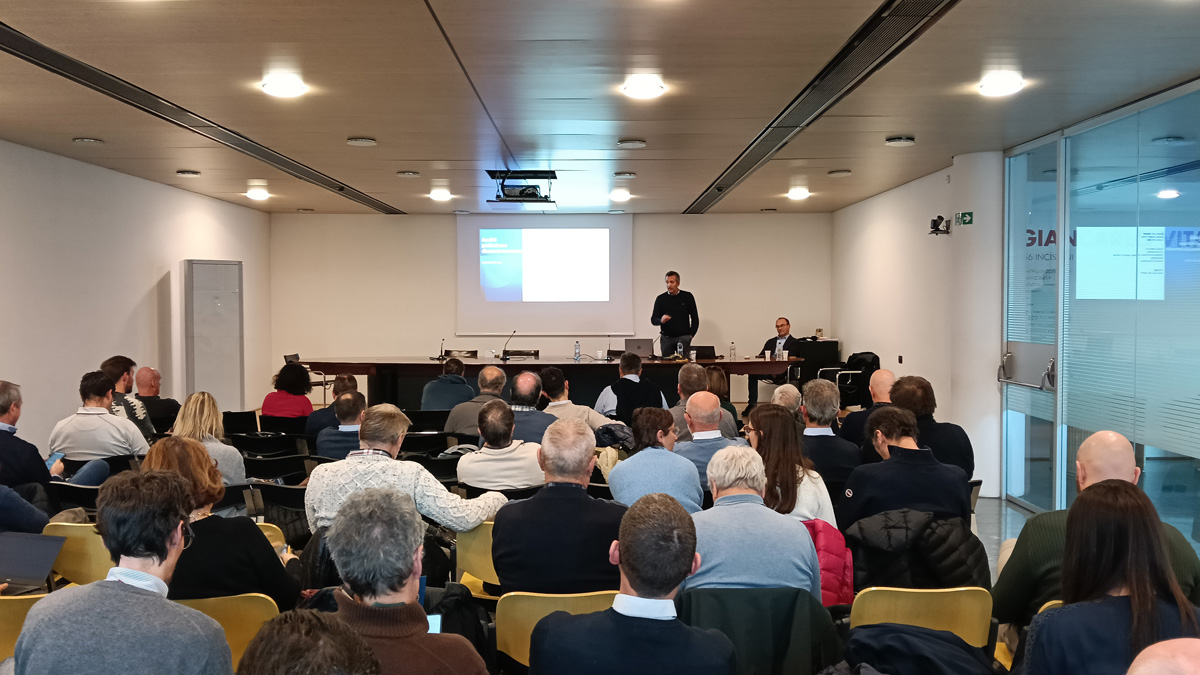 Gli ingegneri seguono attenti il seminario sugli impianti fotovoltaici a Lecco