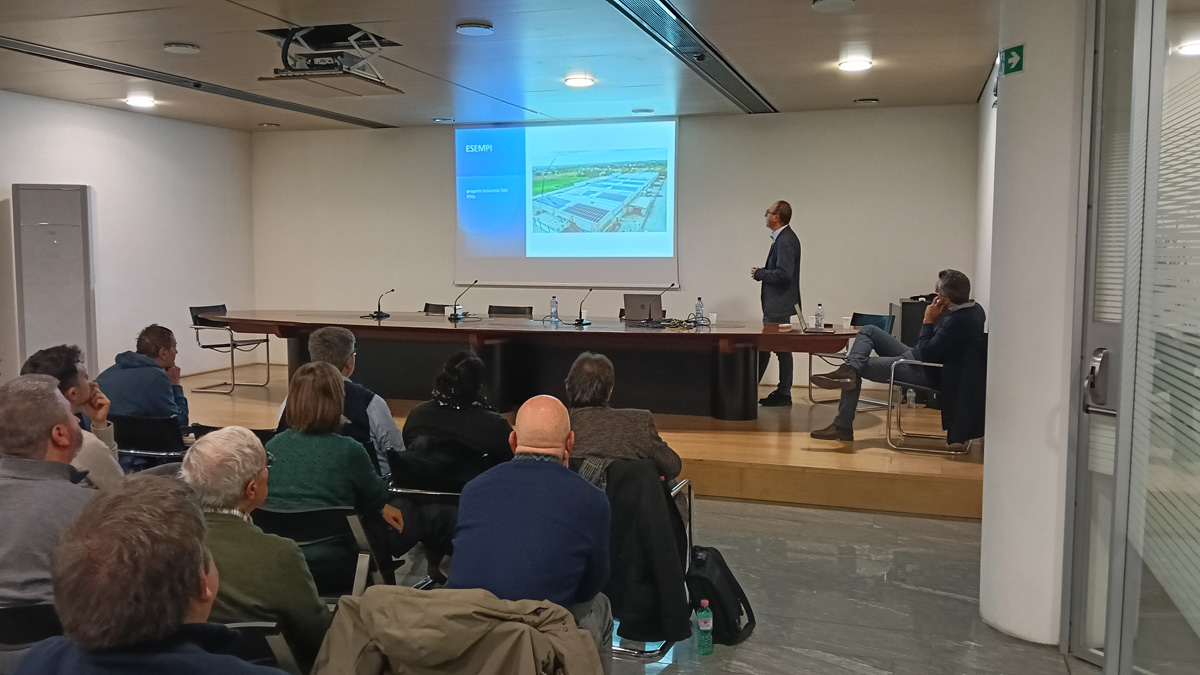 Cristian Malavasi spiega i dettagli dell'installazione di un impianto fotovoltaico aziendale