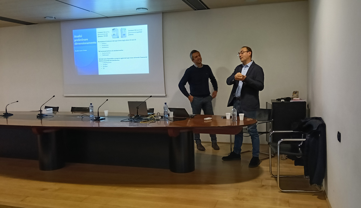 Matteo Nembri e Cristian Malavasi sul palco della sala del seminario.