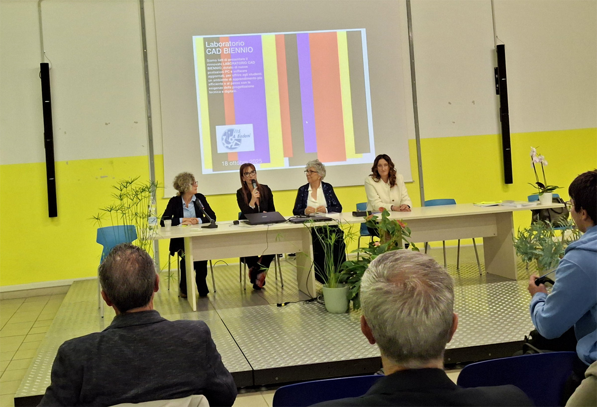 Un momento della cerimonia di inaugurazione del nuovo laboratorio CAD dell'Istituto Badoni di Lecco