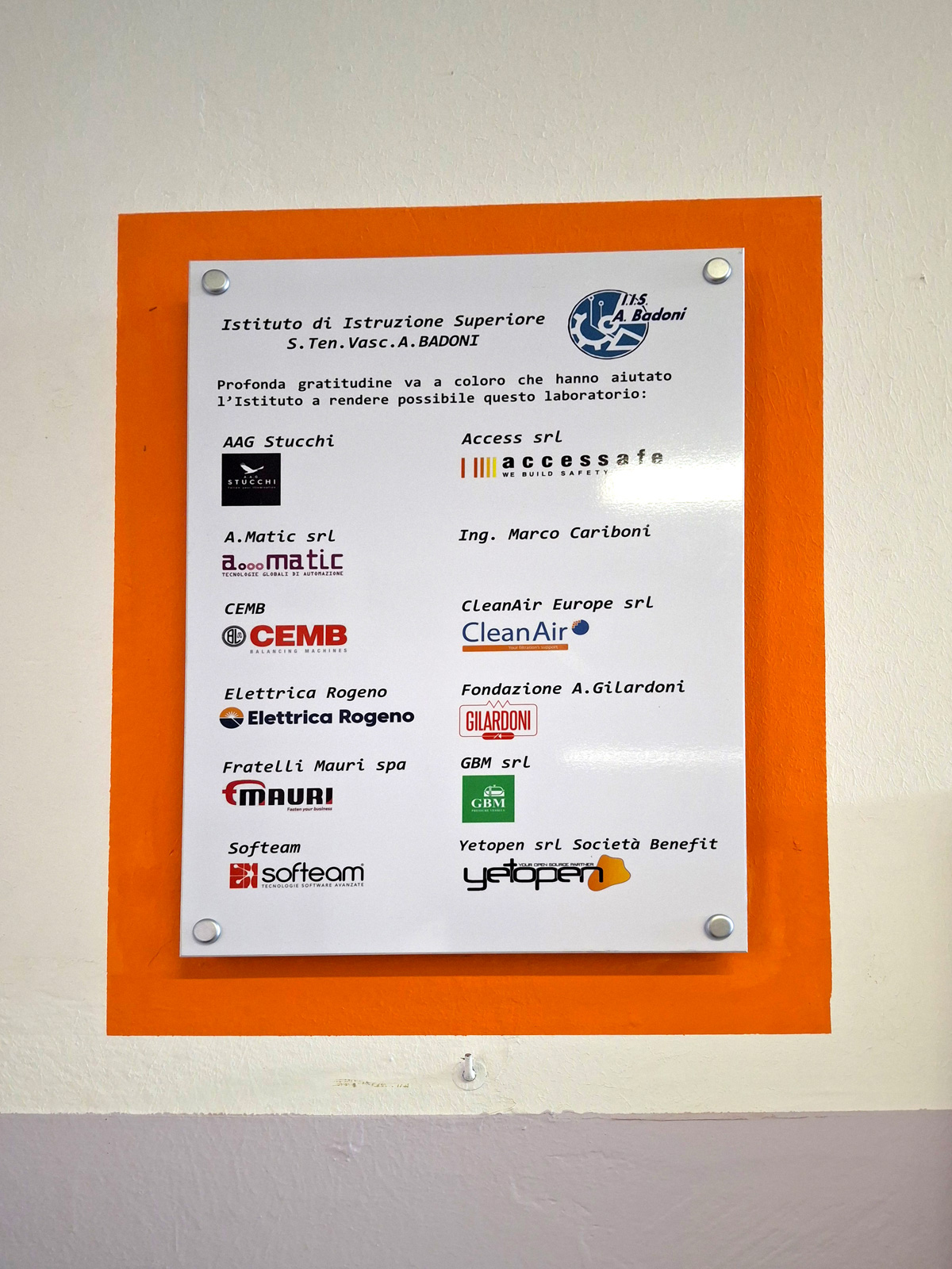 La targa con l'elenco di chi ha contribuito al rinnovamento del laboratorio CAD dell'Istituto Badoni di Lecco