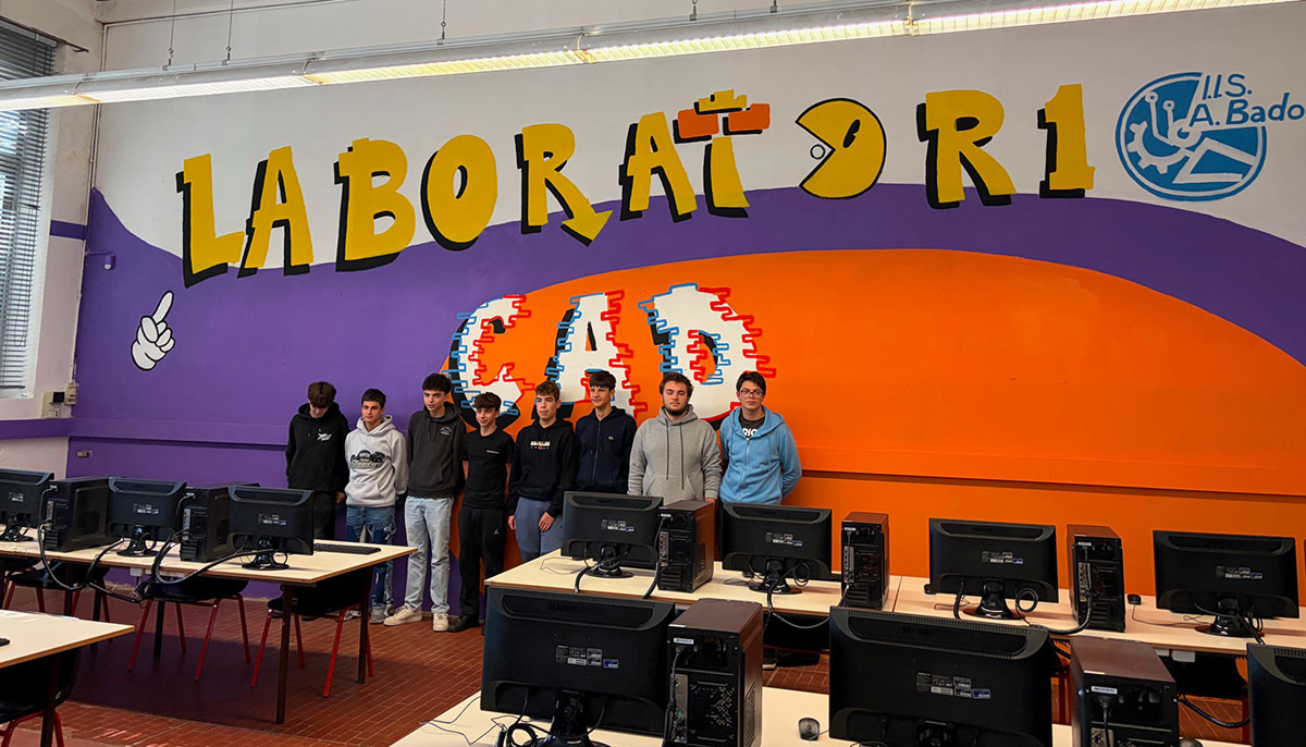 Il nuovo laboratorio CAD dell'Istituto Badoni di Lecco con il murales colorato