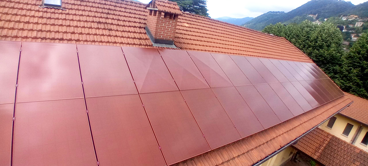 Alcuni pannelli dell'impianto fotovoltaico realizzato sul tetto dell'Hospice San Martino di Como