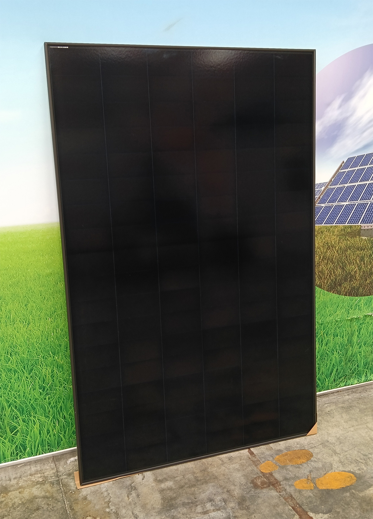 Un pannello fotovoltaico SunPower M Class appoggiato al muro nel magazzino di Elettrica Rogeno