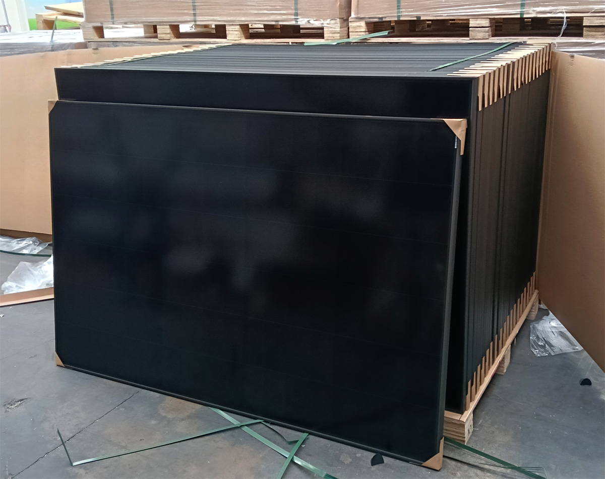 Un bancale di pannelli fotovoltaici SunPower M Class