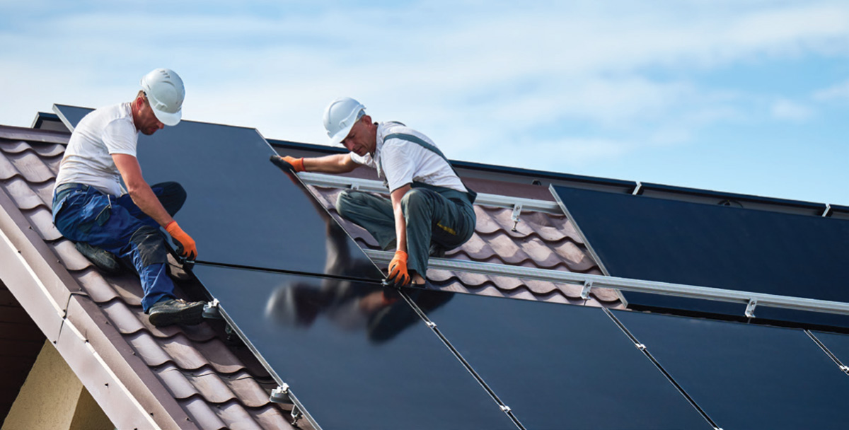 Tecnici specializzati installano i pannelli fotovoltaici SunPower M Class sul tetto di una abitazione privata 