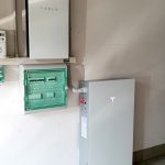 Il quadro elettrico, il Tesla Backup Gateway 2 e il sistema di accumulo Tesla Powerwall 3 installati a Verano Brianza (MB)