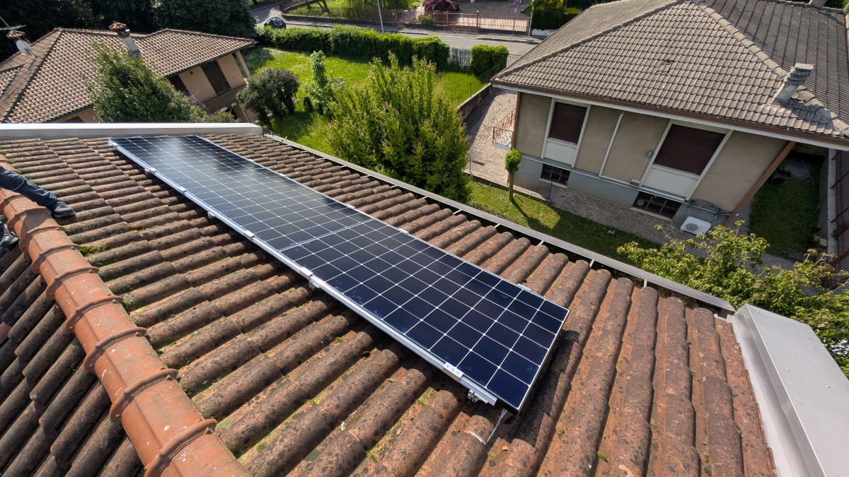 Pannelli solari di impianto fotovoltaico SunPower a Mariano Comense (CO)