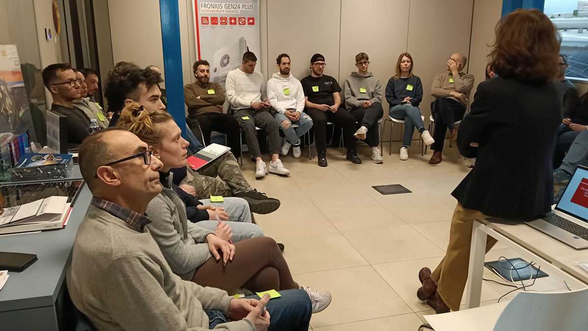 Un momento della lezione sul team building nella sede di Elettrica Rogeno