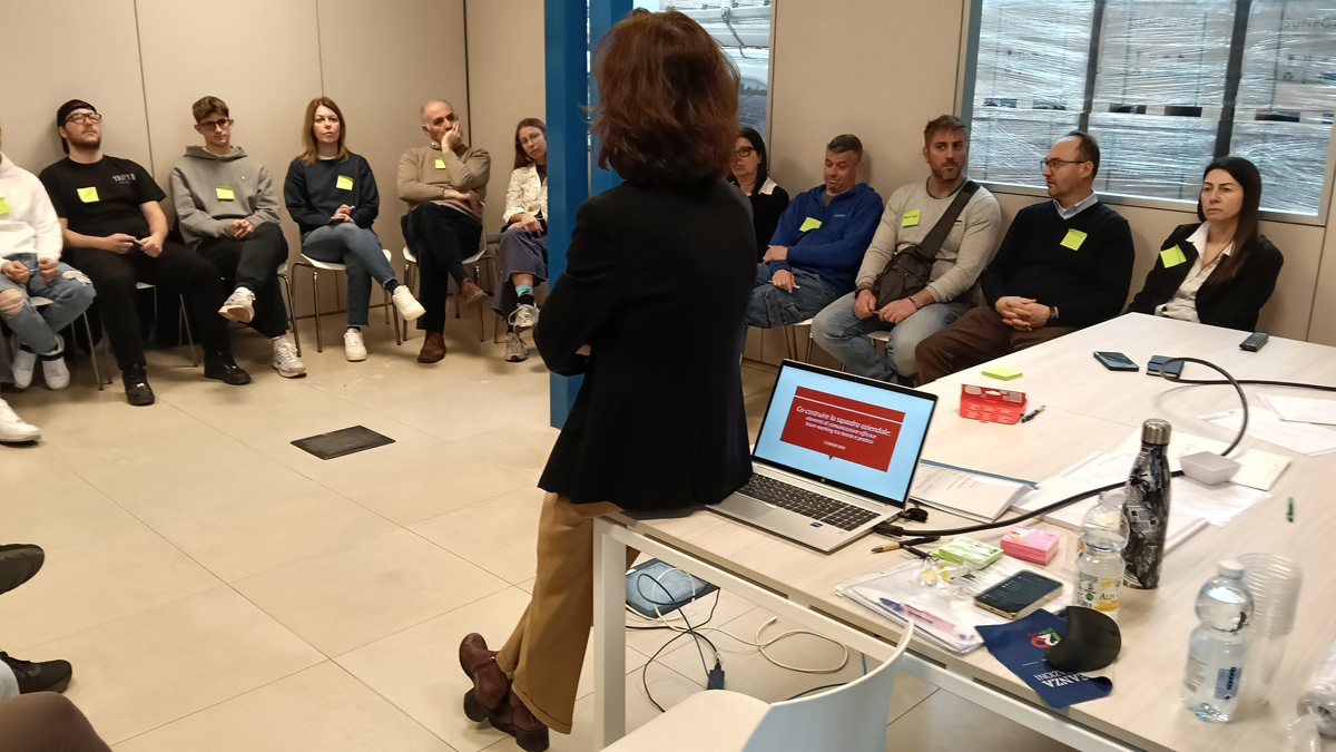 Un momento della lezione sul team building nella sede di Elettrica Rogeno