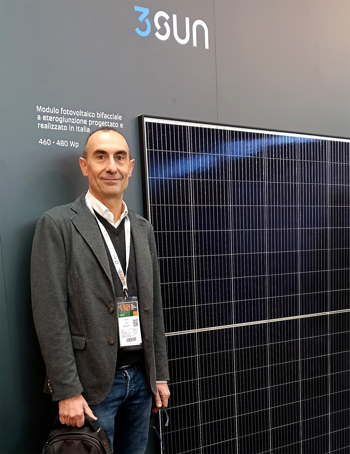 Mario Corti di fianco a un pannello fotovoltaico Classe C 3SUN B48