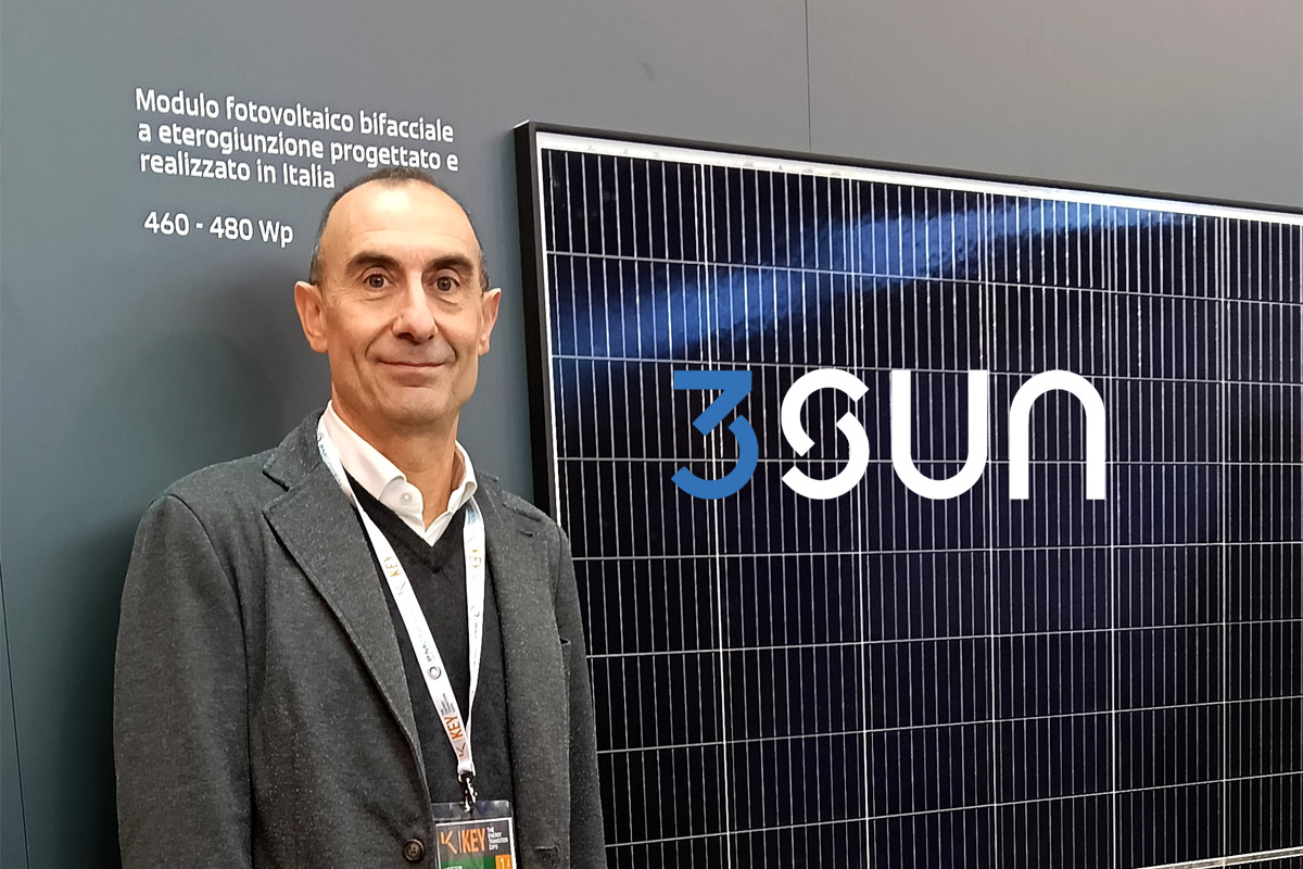Mario Corti allo stand 3SUN con i pannelli fotovoltaici B48 e B60