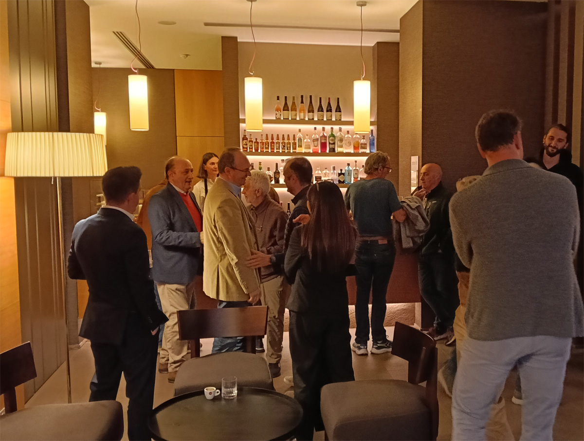 Un momento di convivialità al bar dell'Hotel San Martino  durante ENERGIA24H