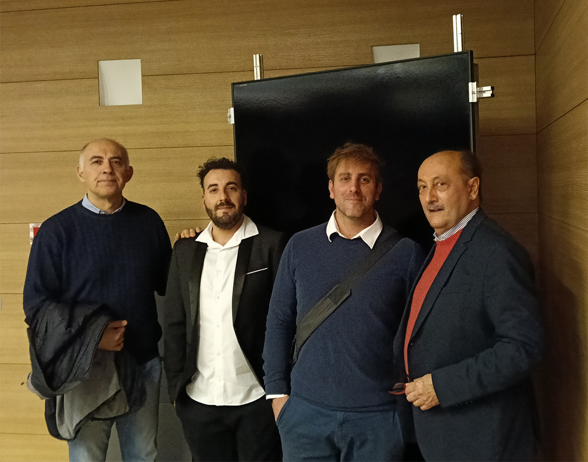 Membri dello staff Elettrica Rogeno posano davanti al pannello fotovoltaico SunPower M Class