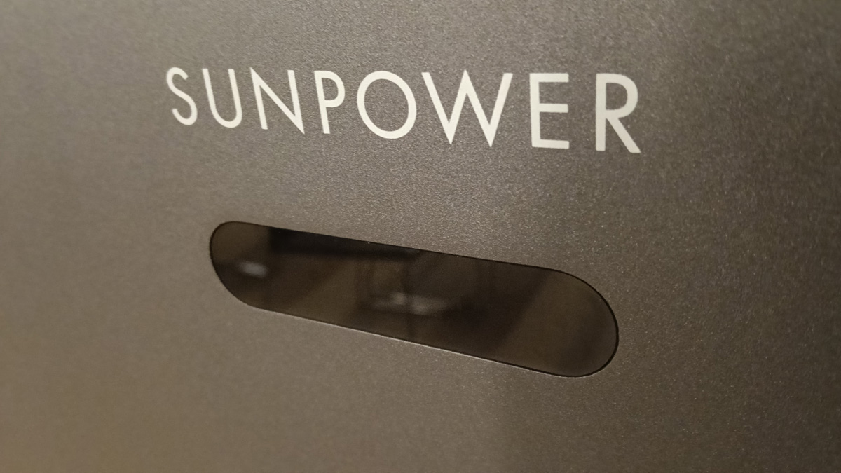 Logo SunPower sul sistema di accumulo presente nella sala dell'evento ENERGIA24H