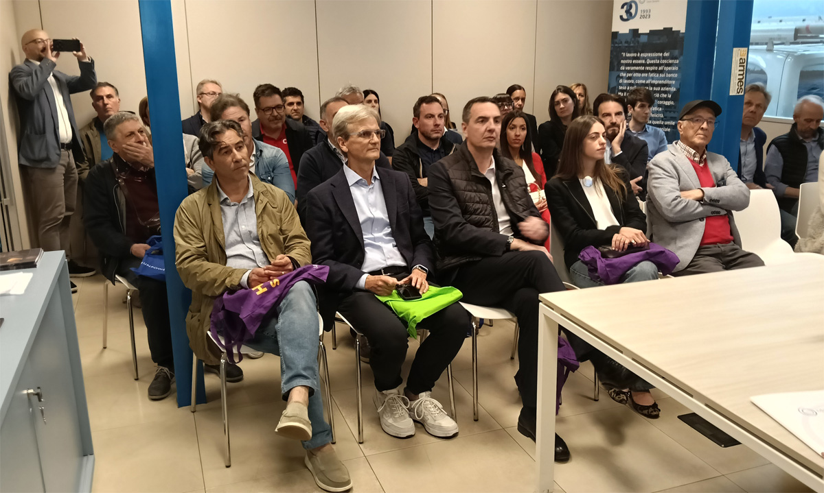 I partecipanti all'aperitivo col socio di Cdo Lecco Sondrio presso Elettrica Rogeno