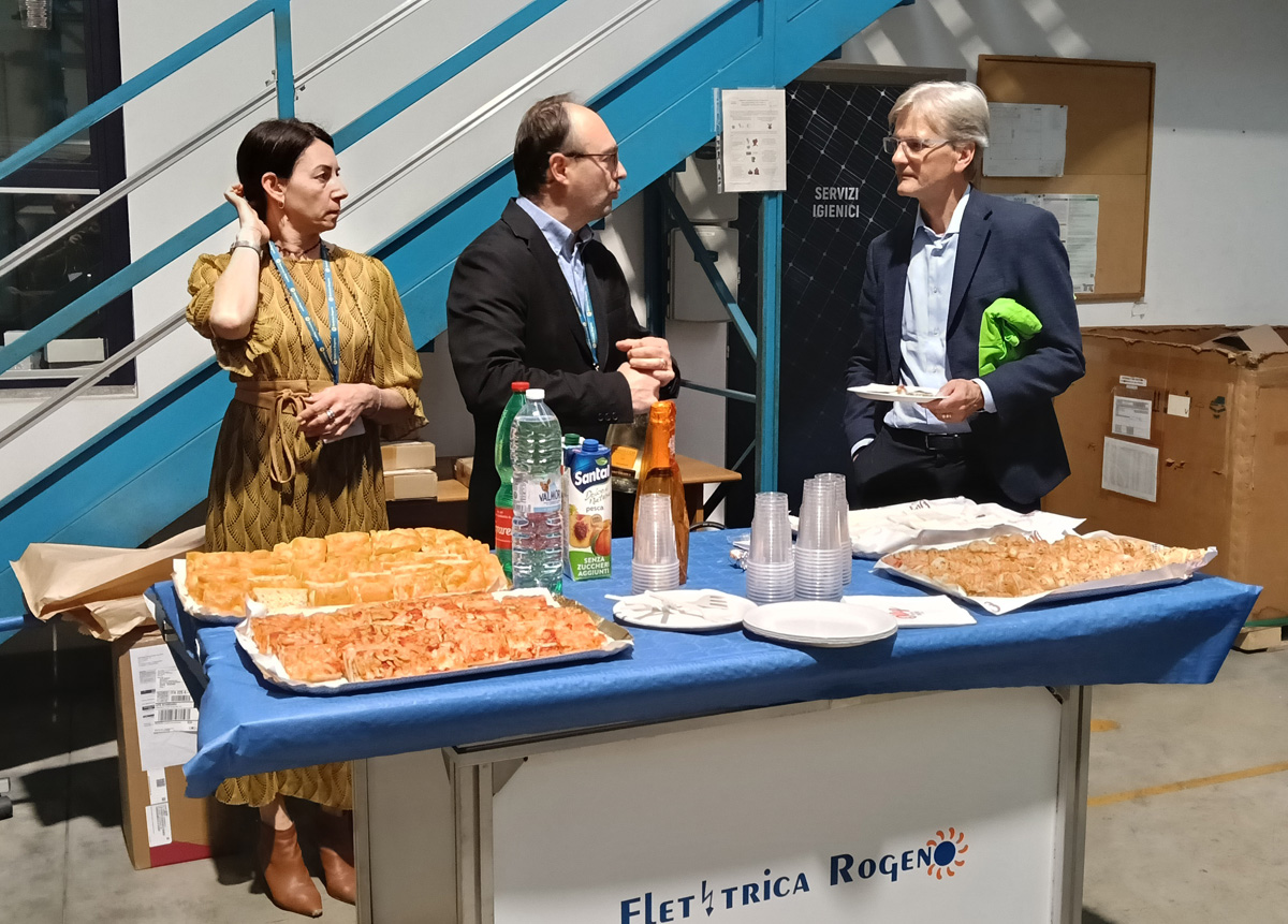 Un momento conviviale nel corso dell'aperitivo con buffet tra soci di CdO Lecco Sondrio