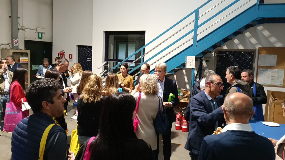 Un momento conviviale nel corso dell'aperitivo con buffet tra soci di CdO Lecco Sondrio