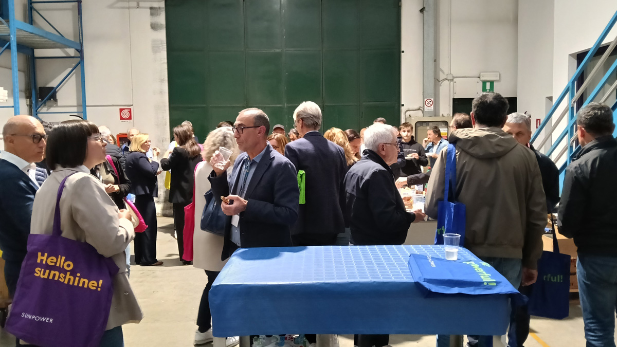 Un momento conviviale nel corso dell'aperitivo con buffet tra soci di CdO Lecco Sondrio
