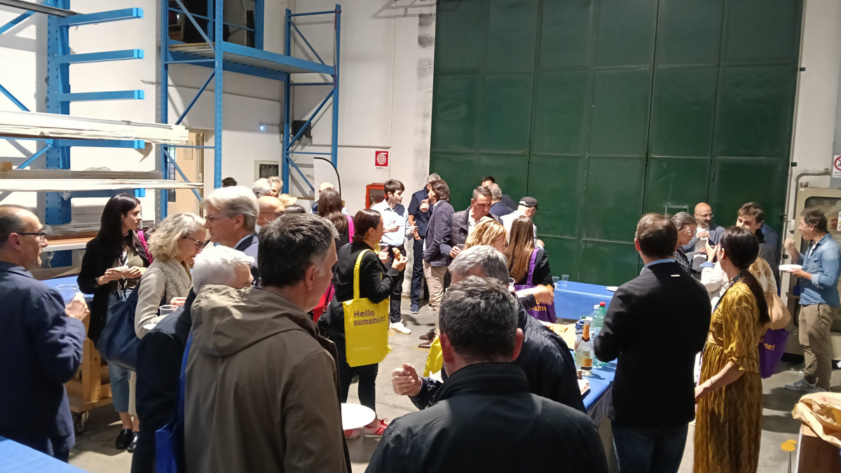 Un momento conviviale nel corso dell'aperitivo con buffet tra soci di CdO Lecco Sondrio