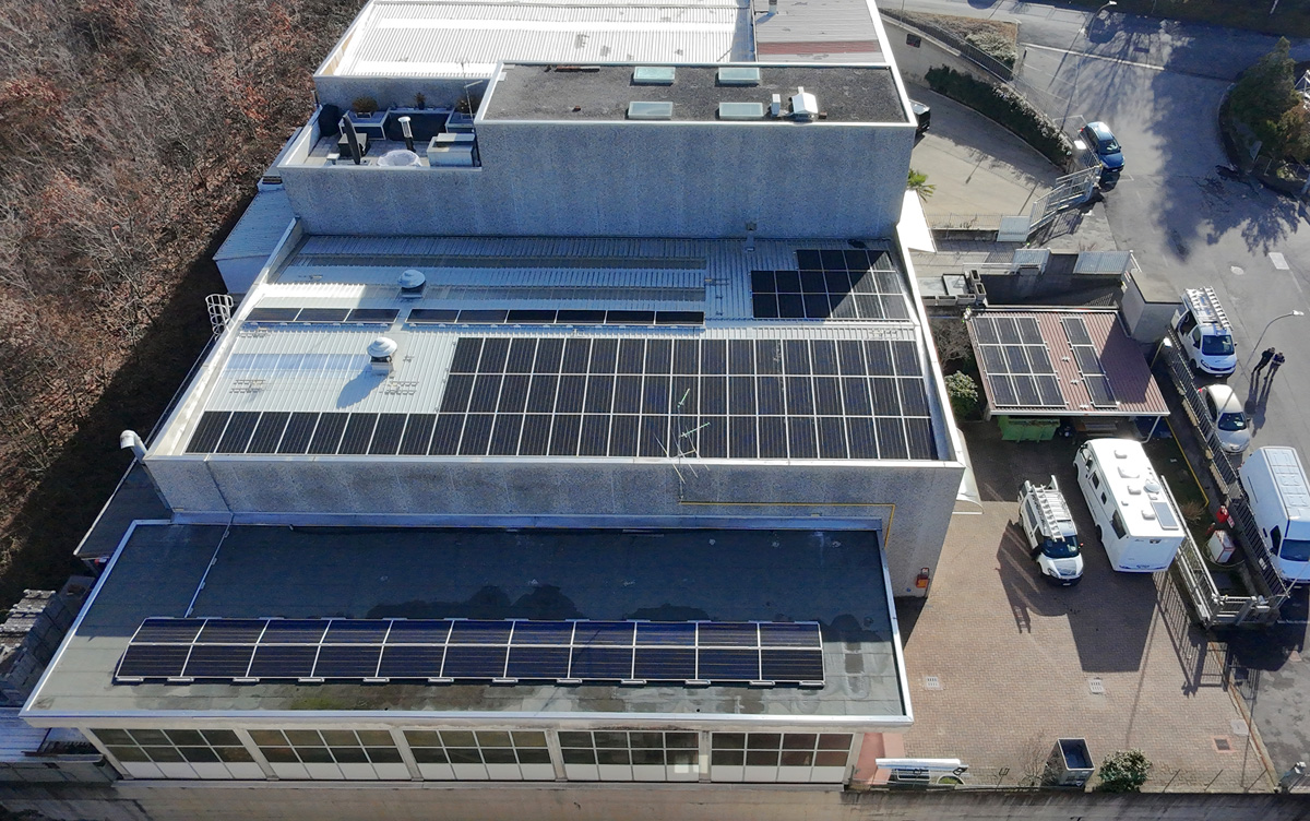 Impianto fotovoltaico aziendale con pannelli Performance 7 555 COM a Villa Guardia (CO)