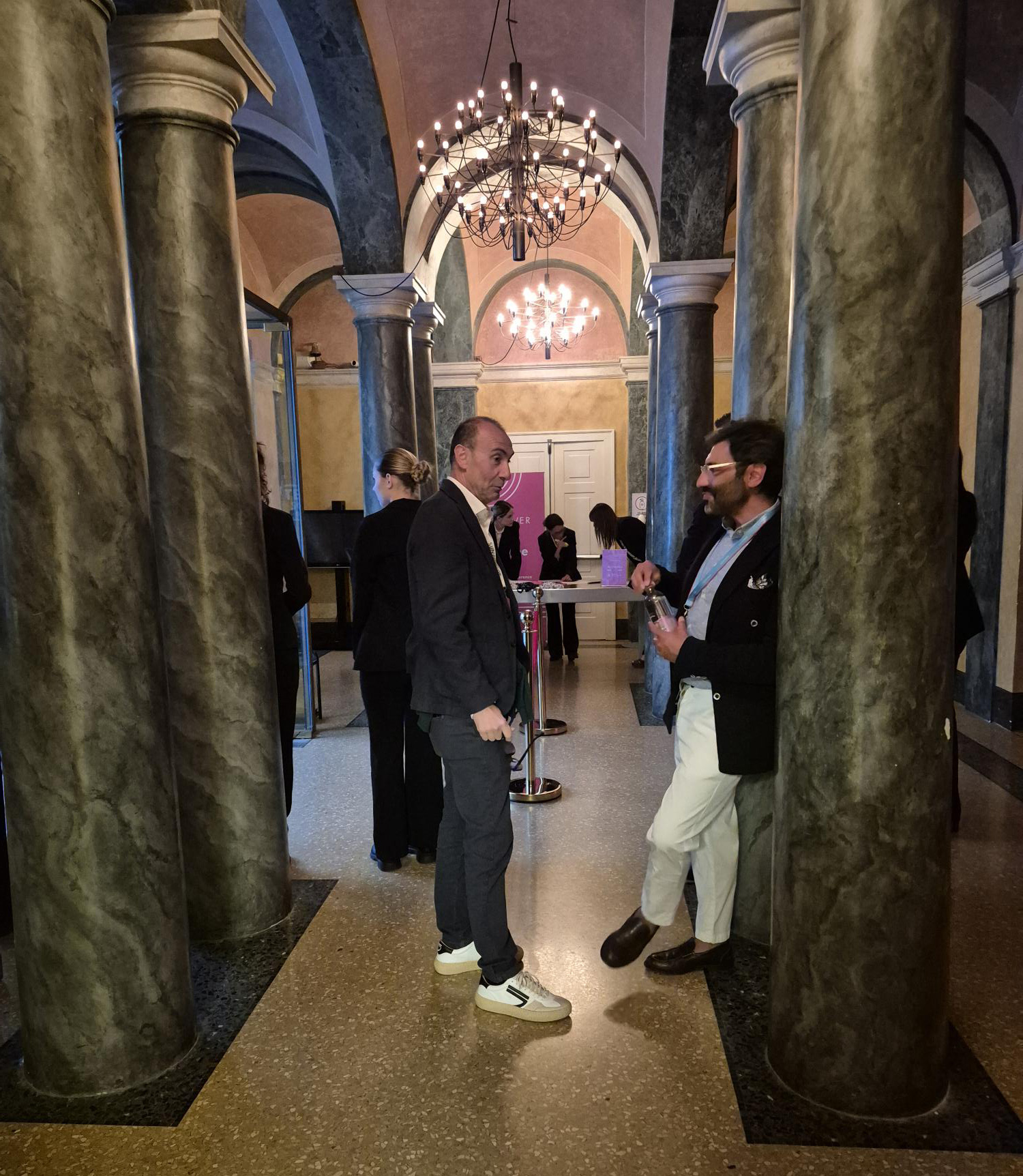 Mario Corti conversa con un altro ospite della SunPower Partner Conference 2026