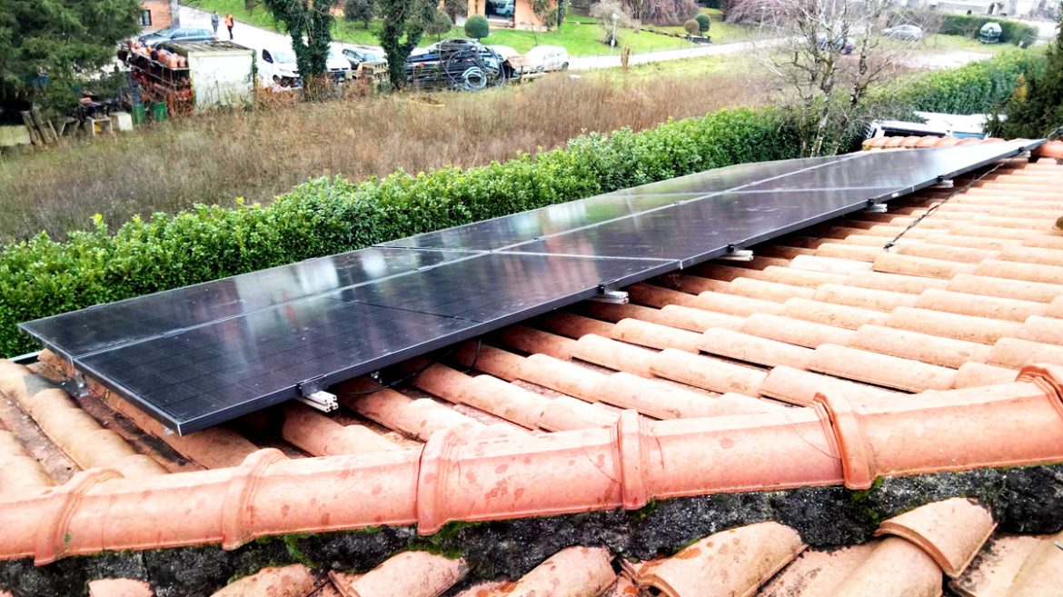 Impianto fotovoltaico privato del 2026 con pannelli Viessmann Vitovolt a Bosisio Parini (LC)