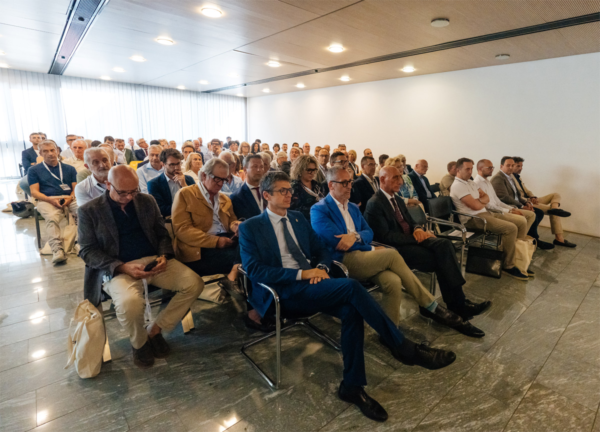 Il pubblico del convegno all'evento annuale ANCE Lecco Sondrio 2026: in prima fila il sindaco di Lecco Filippo Boscagli
