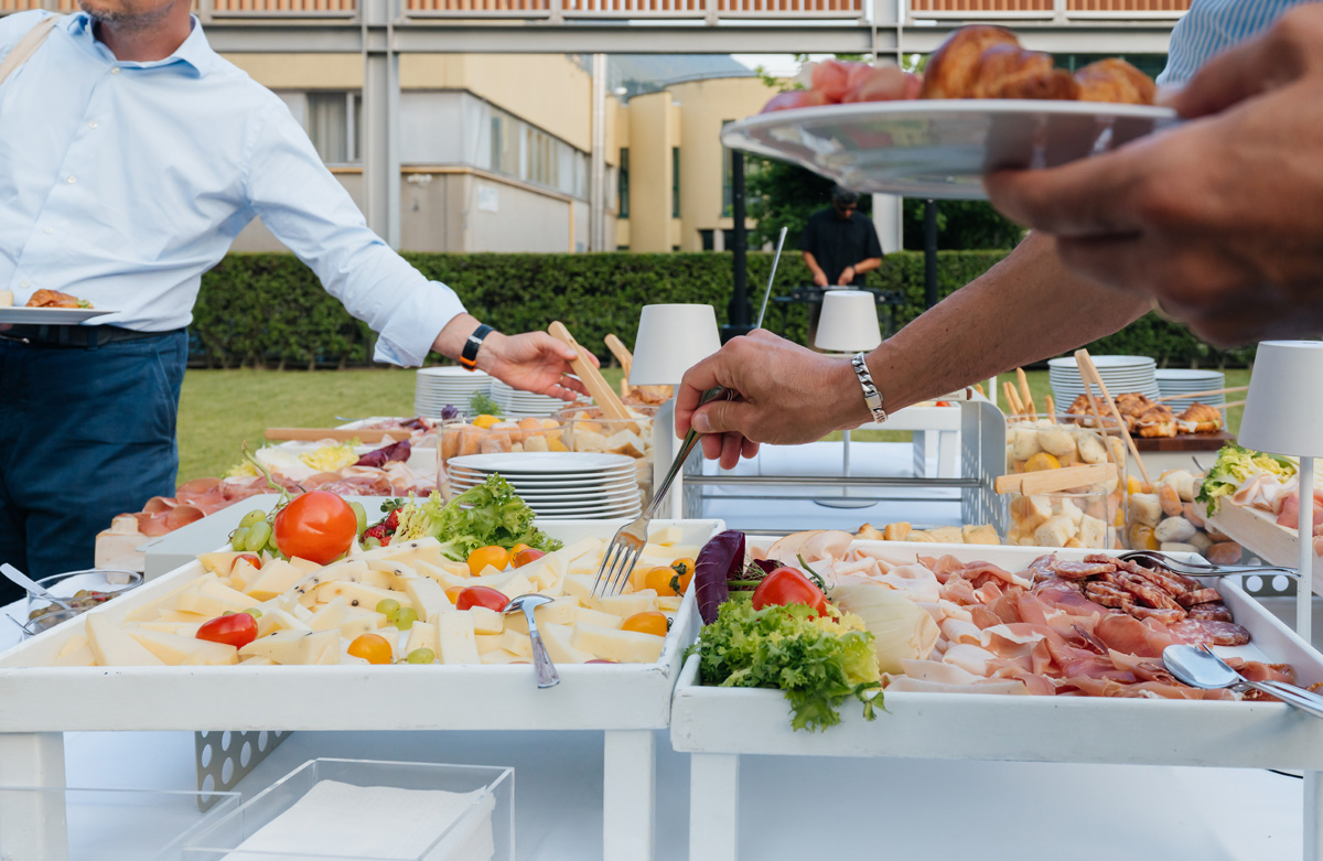 Ricco buffet nel momento di networking enogastronomico al termine del convegno