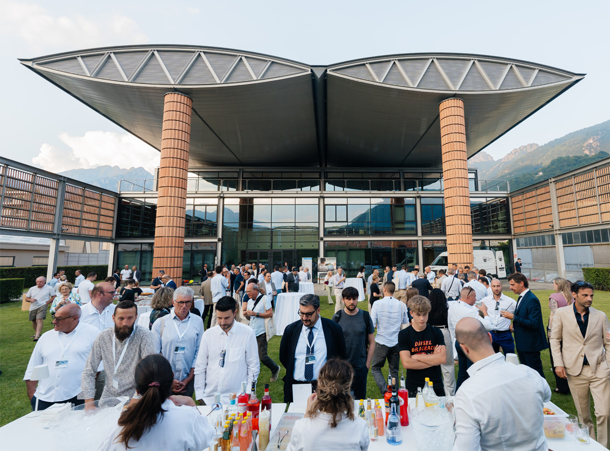 L'area esterna alla sede ANCE Lecco Sondrio durante l'aperitivo al termine dell'evento annuale 2026