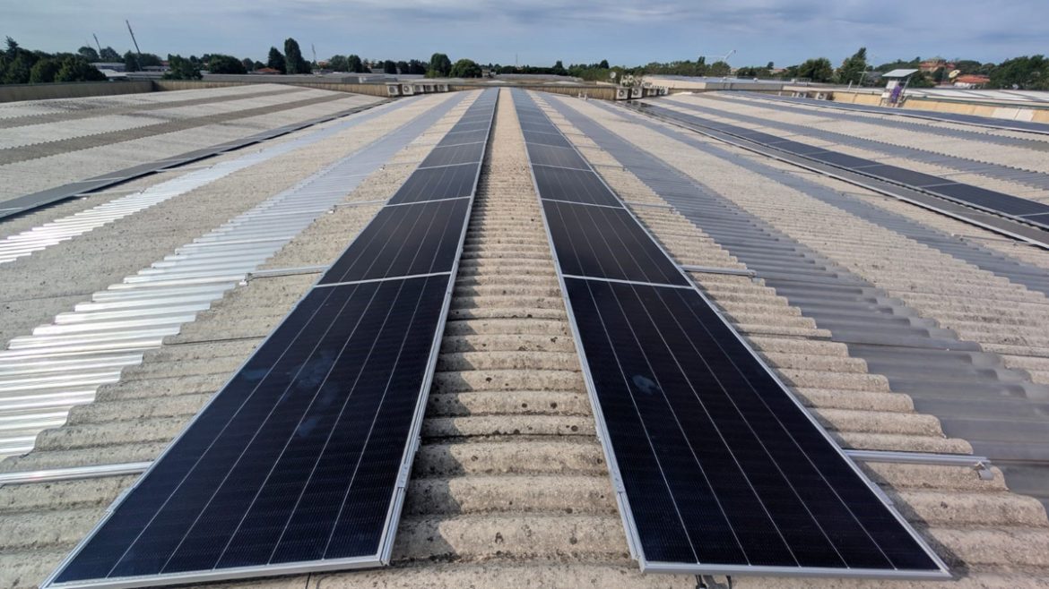Pannelli SunPower Performance 7 550 COM installati in impianto fotovoltaico aziendale a Ronco Briantino (MB) presso Easypharma Srl